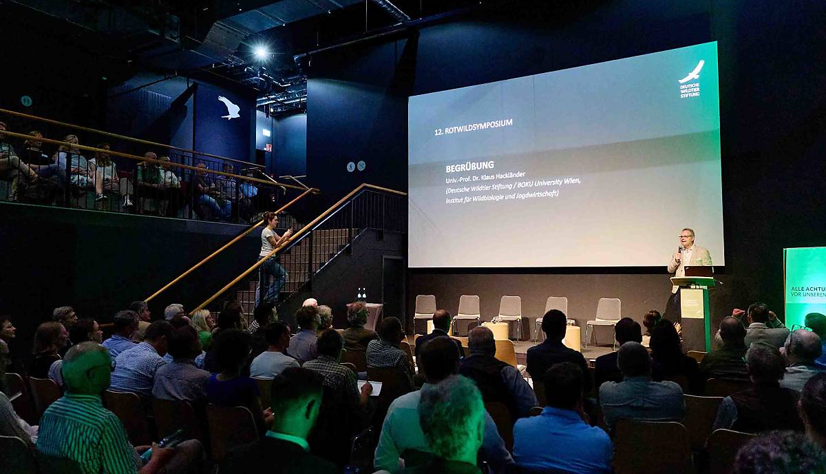 Vorstand Klaus Hackländer begrüßt zum 12. Rotwildsymposium in Hamburg