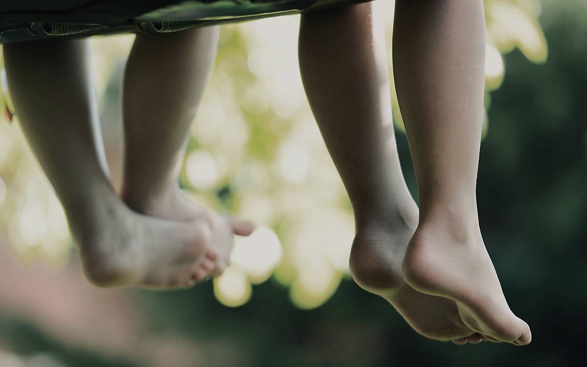 Kinder lassen Beine baumeln