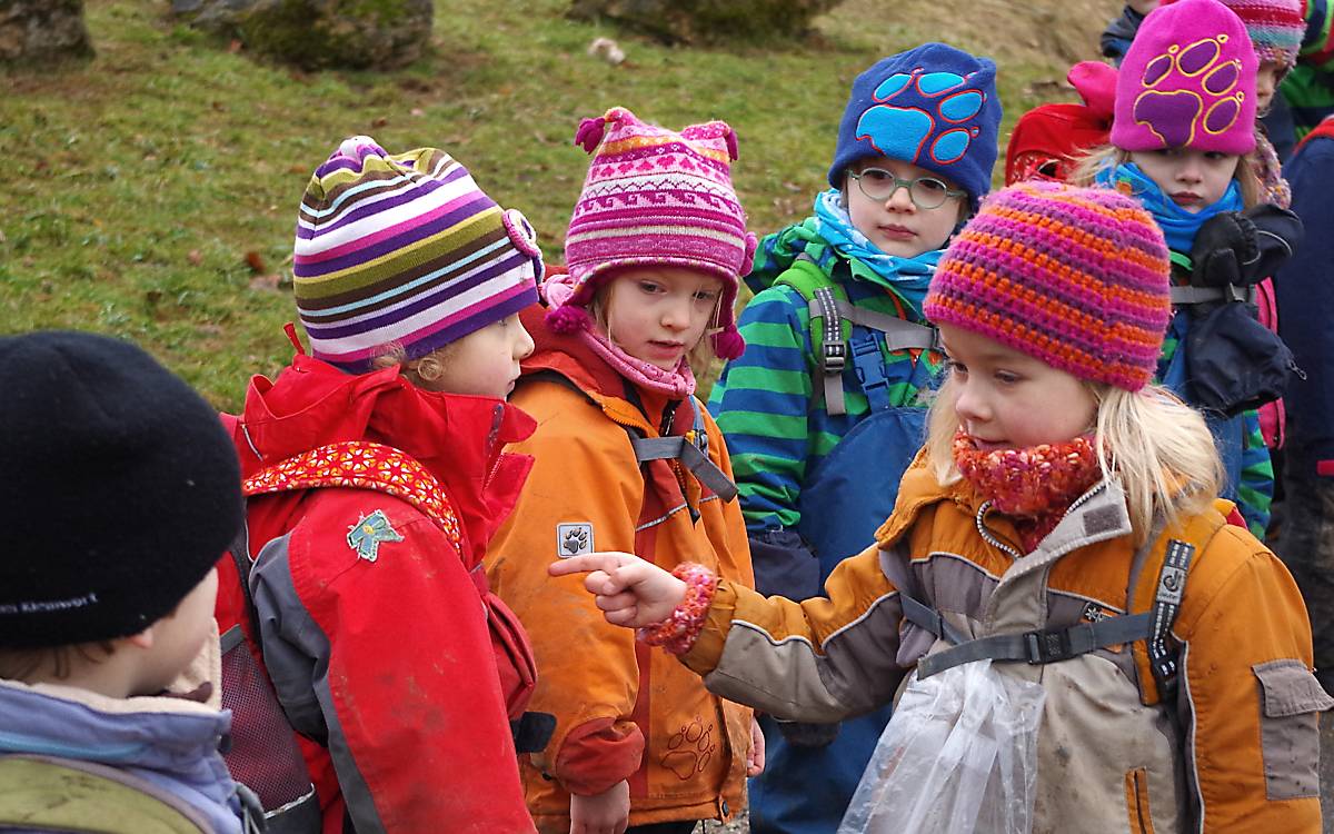 Kinder beim Abzählen im Waldkindergarten Regensburg