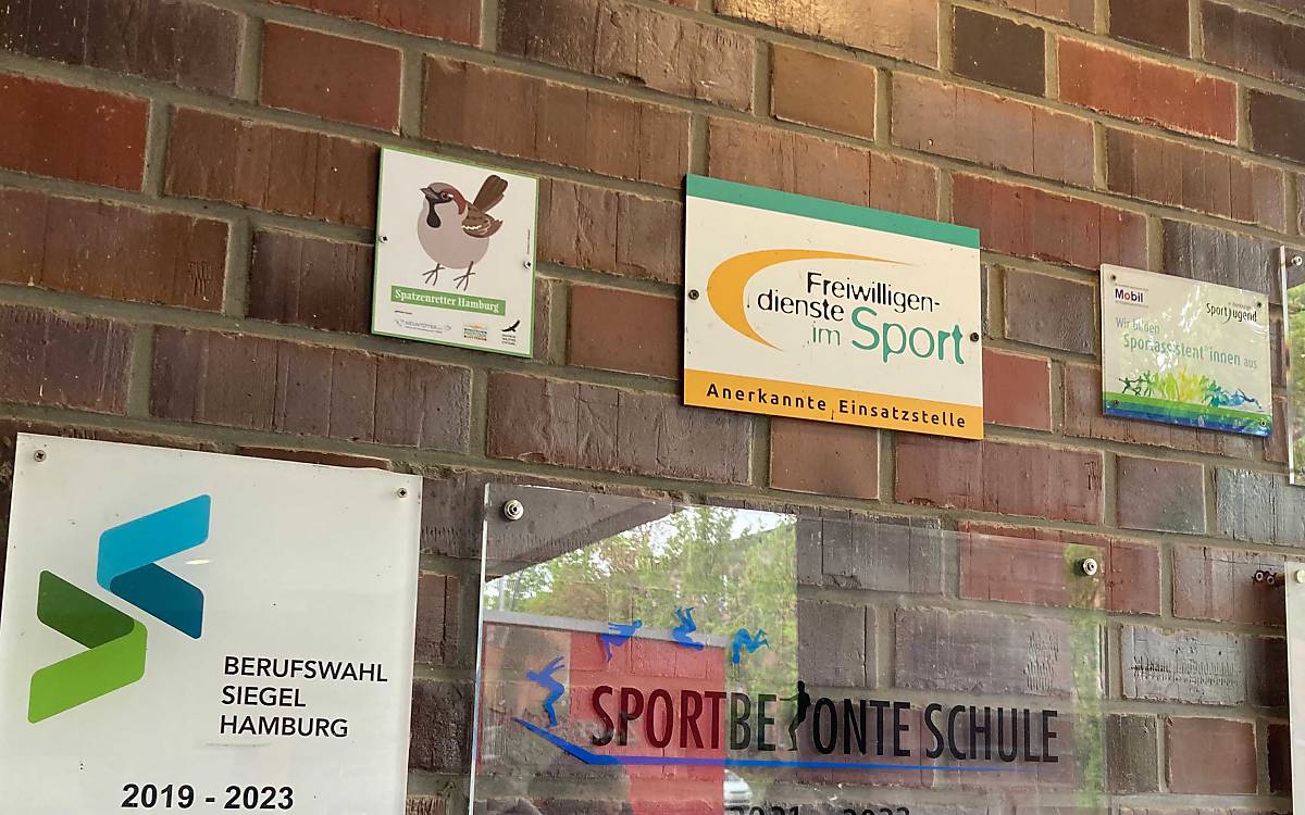 Plakette „Spatzenretter Hamburg“ der Gretel-Bergmann-Schule in Neuallermöhe