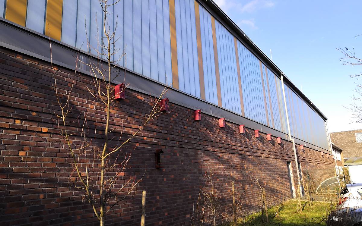 Montierte Nistkästen an der Schule St. Paulus