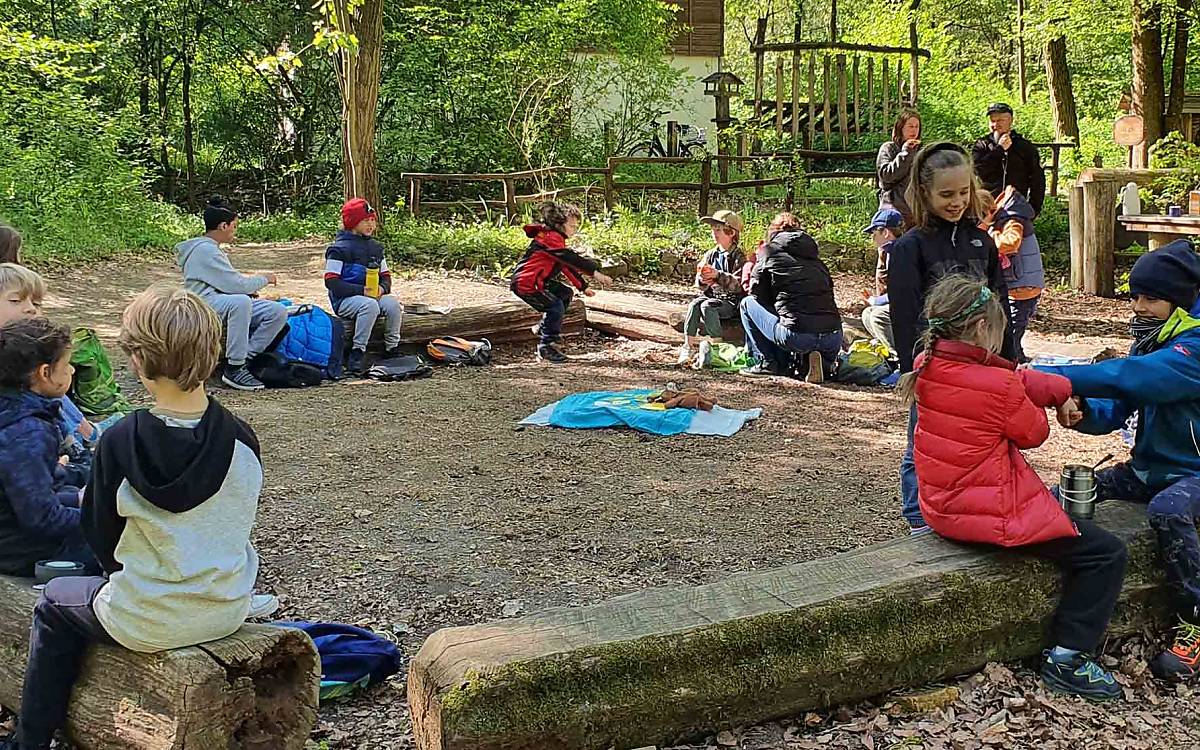 Die Kinder beschäftigen sich mit dem Thema Vögel auf dem Gelände der Waldschule Bucher Forst.