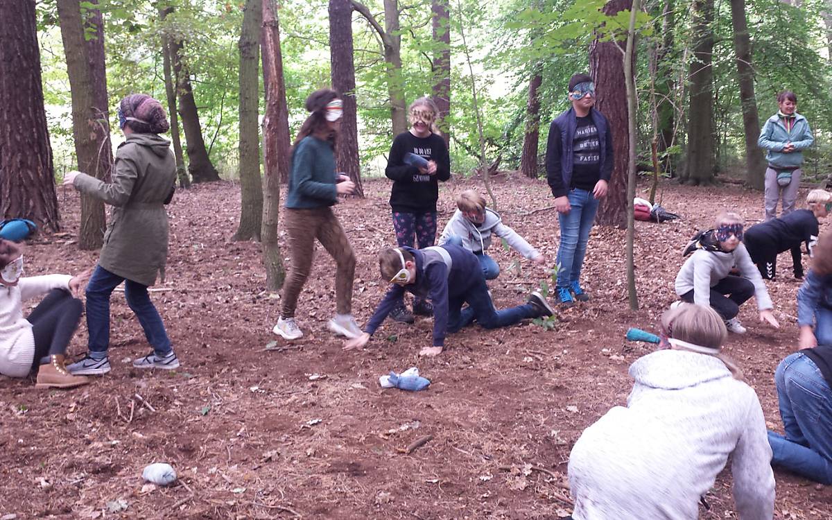 Ein Spiel zur Sinnesschulung im Wald mit allerlei Spaß - Foto: Ilona Jentschke