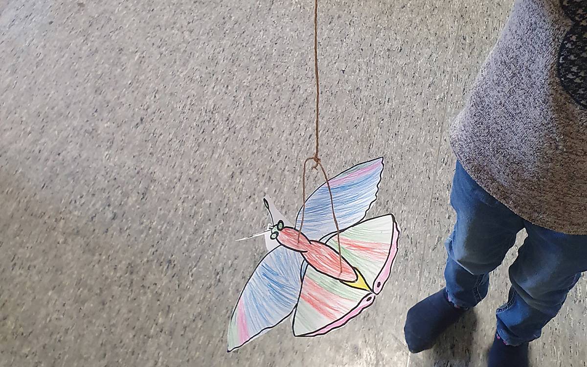 Die gebastelten Schmetterlinge nehmen die Kinder nach Hause.