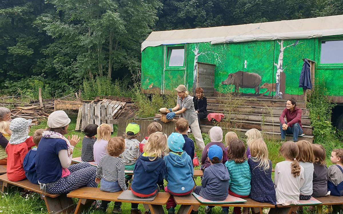 Auch unter freiem Himmel findet das Figurentheater statt. Die Kinder des Waldläufer – Waldkindergarten Pankow e. V. fungierten als sachkundiges Testpublikum.