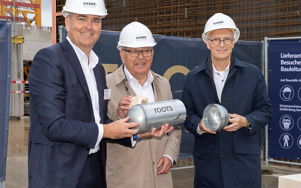 September 2021: Fabian von Köppen (Garbe Immobilien-Projekte GmbH), Dr. Jörg Soehring (Deutsche Wildtier Stiftung) und Hamburgs Erster Bürgermeister Dr. Peter Tschentscher bei der Grundsteinlegung