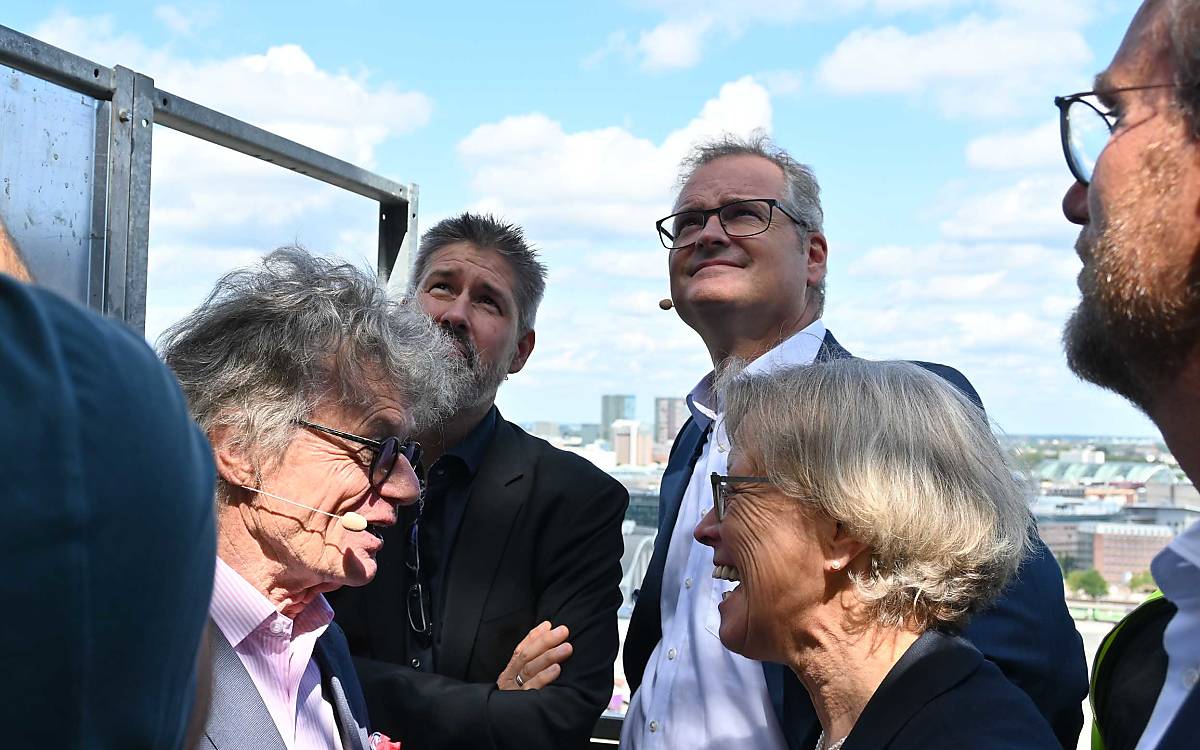 Hoch hinaus: Architekt Jan Störmer, Garbe-Geschäftsführer Tobias Hertwig , Stiftungs-Vorstand Prof. Dr. Klaus Hackländer, Bau-Staatsrätin Marion Thomas und HafenCity-Geschäftsführer Dr. Andreas Kleinau auf dem Weg aufs Dach, um den symbolischen Akt des Richtfestes zu begehen.