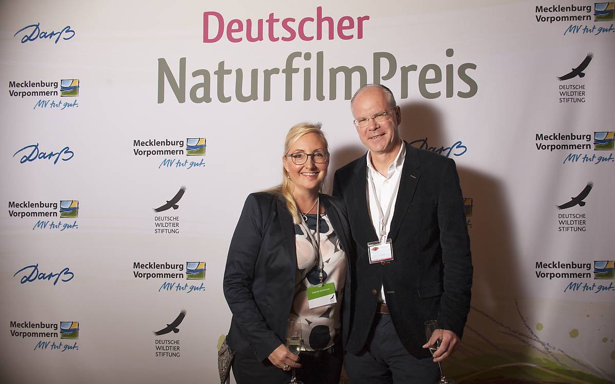 Gaby Schürmann, Leiterin Strategisches Marketing und Spenderbetreuung der Deutschen Wildtier Stiftung mit Partner Jens Knüppel.