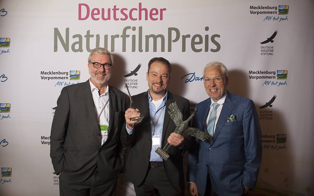 Michael Miersch, Moderator des Darßer NaturfilmFestivals, Geschäftsführer und Leiter Naturbildung der Deutschen Wildtier Stiftung, Preisträger Jan Haft und Prof. Dr. Fritz Vahrenholt, Alleinvorstand der Deutschen Wildtier Stiftung (von links nach rechts).