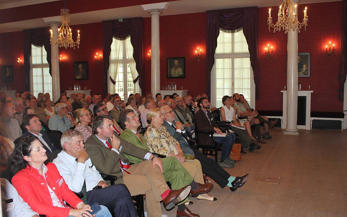 Tagungssaal des 9. Rotwildsymposiums im Gräflichen Park Bad Driburg.