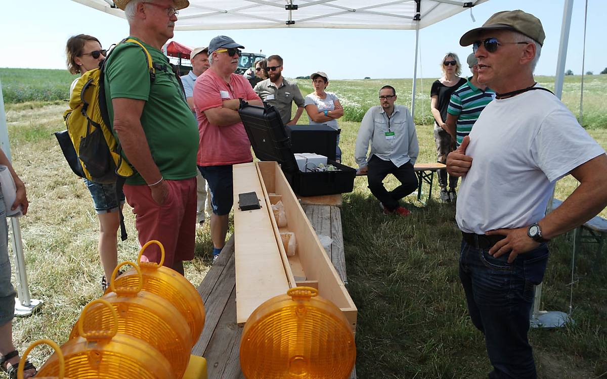 Rechts im Bild Peter Stuckert im Gespräch. Foto: Barbara Blenski