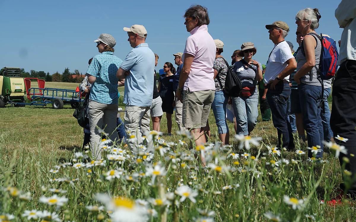 Teilnehmer beobachten die Arbeit der Landwirte. Foto: Barbara Blenski