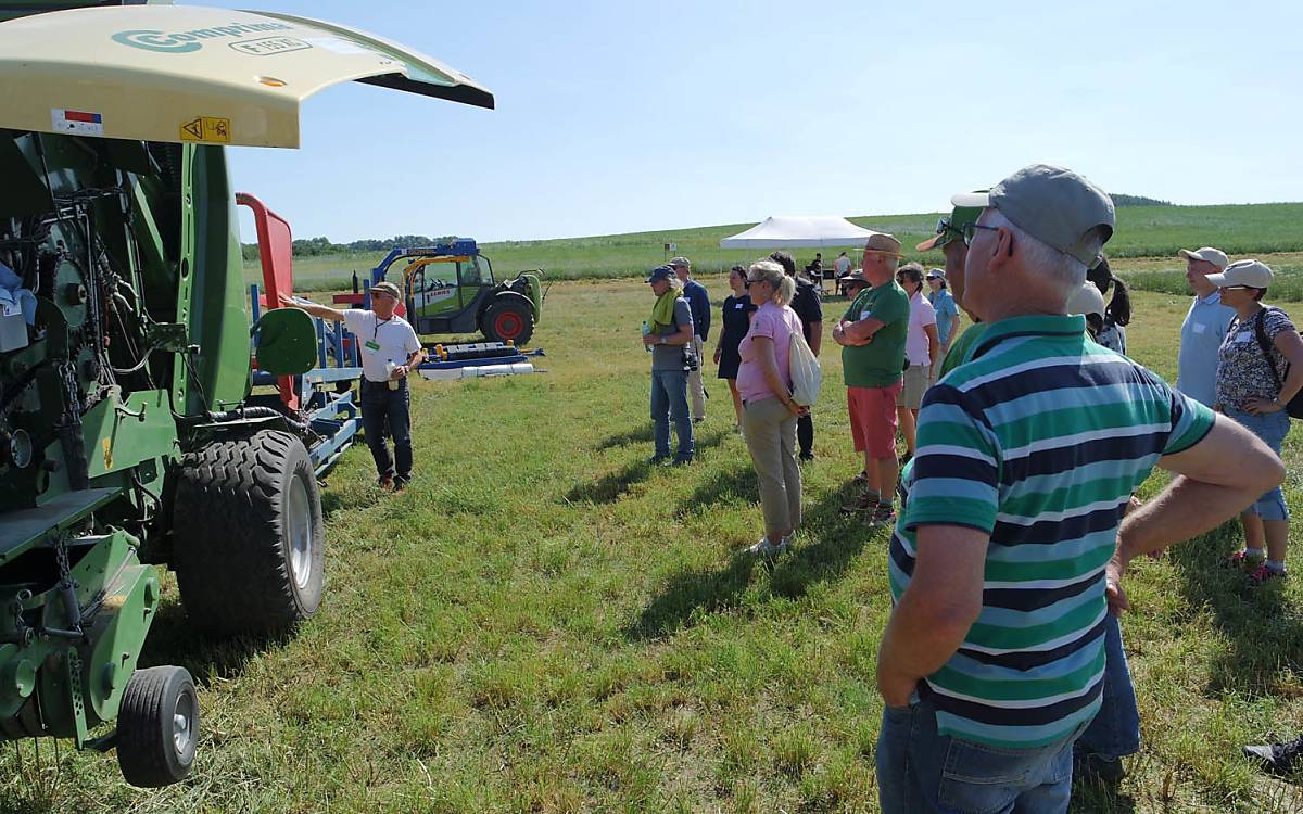 Landwirt erklärt die unterschiedlichen Maschinen. Foto: Barbara Blenski