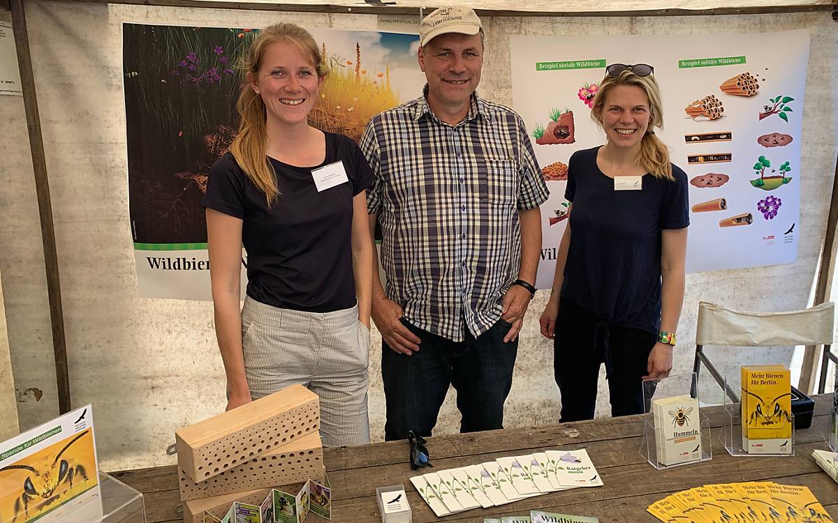 Infostand auf dem Umweltfestival Berlin (v.l.) Stella Weweler, Christian Schmid-Egger, Anna Binczik - Foto: DeWiSt