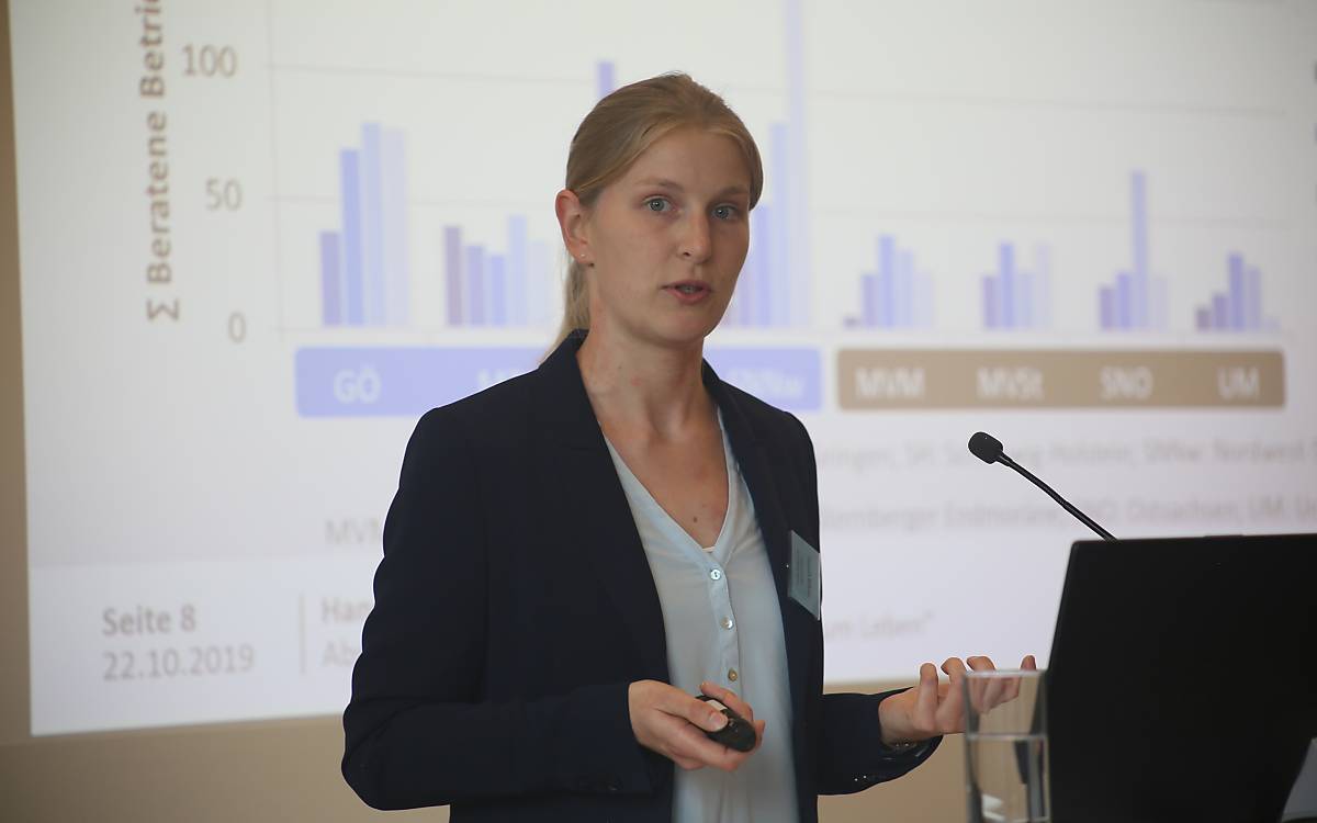 Hannah Böhner vom Thünen-Institut präsentierte die Ergebnisse der Evaluation der Beratung - Foto: DeWiSt / Mo Camara