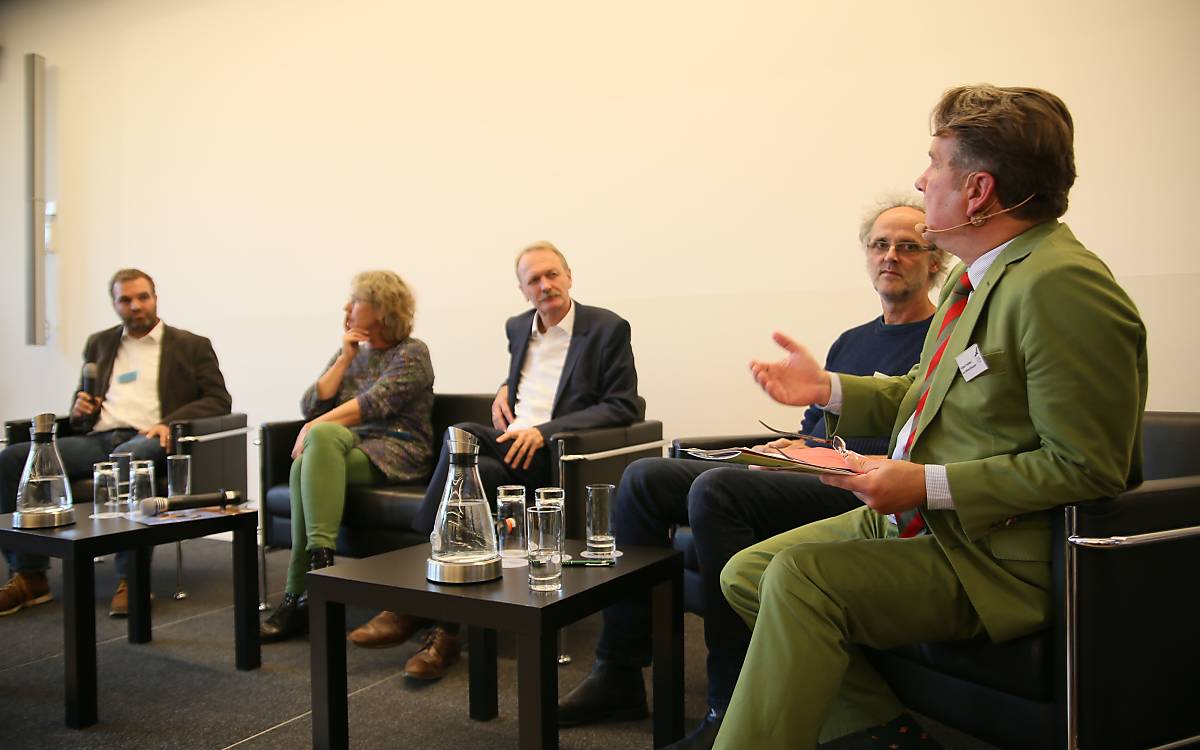 Podiumsdiskussion (v.l.n.r.: Dr. Volker Saggau (Ministerium für Energiewende, Landwirtschaft, Umwelt, Natur und Digitalisierung, Schleswig-Holstein), Ute Grothey (Projektpartnerin Praxisregion Landkreis Göttingen), Ralf Wolkenhauer (Bundesministerium für Ernährung und Landwirtschaft, Berlin), Detlef Hack (Landwirt auf dem Lämmerhof, Schleswig-Holstein), Hilmar von Münchhausen (Moderator, Geschäftsführer Deutsche Wildtier Stiftung)) Foto: DeWiSt / Mo Camara