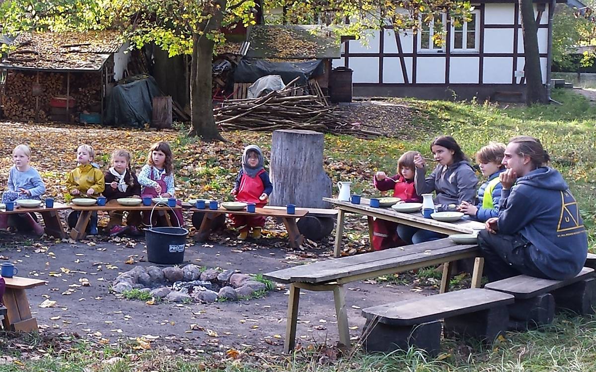 ... am Lagerfeuerkreis - Foto: Ilona Jentschke