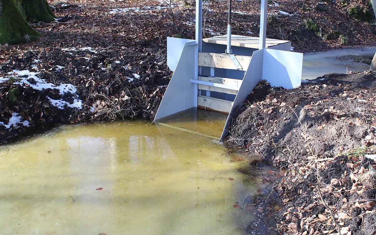 Spezielle Stauvorrichtungen halten das Wasser zurück