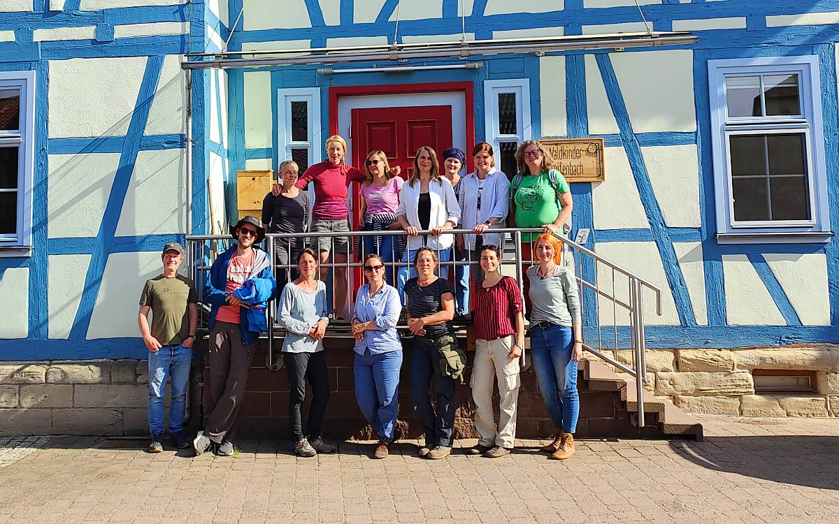 Die Teilnehmenden des 14. Dialogforums der Patenkindergärten vor dem Gebäude der Waldkinder Breitenbach.