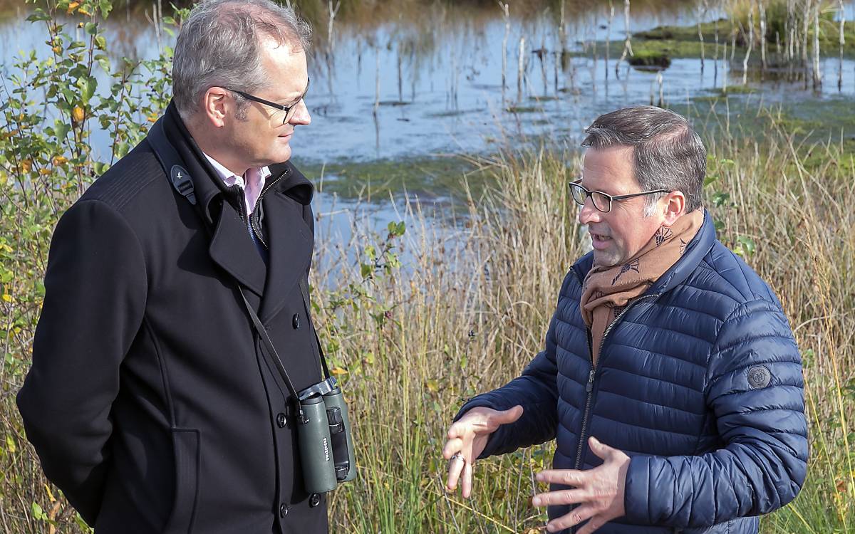 Im Austausch: Prof. Dr. Klaus Hackländer (Deutsche Wildtier Stiftung) und Landrat Kai Seefried