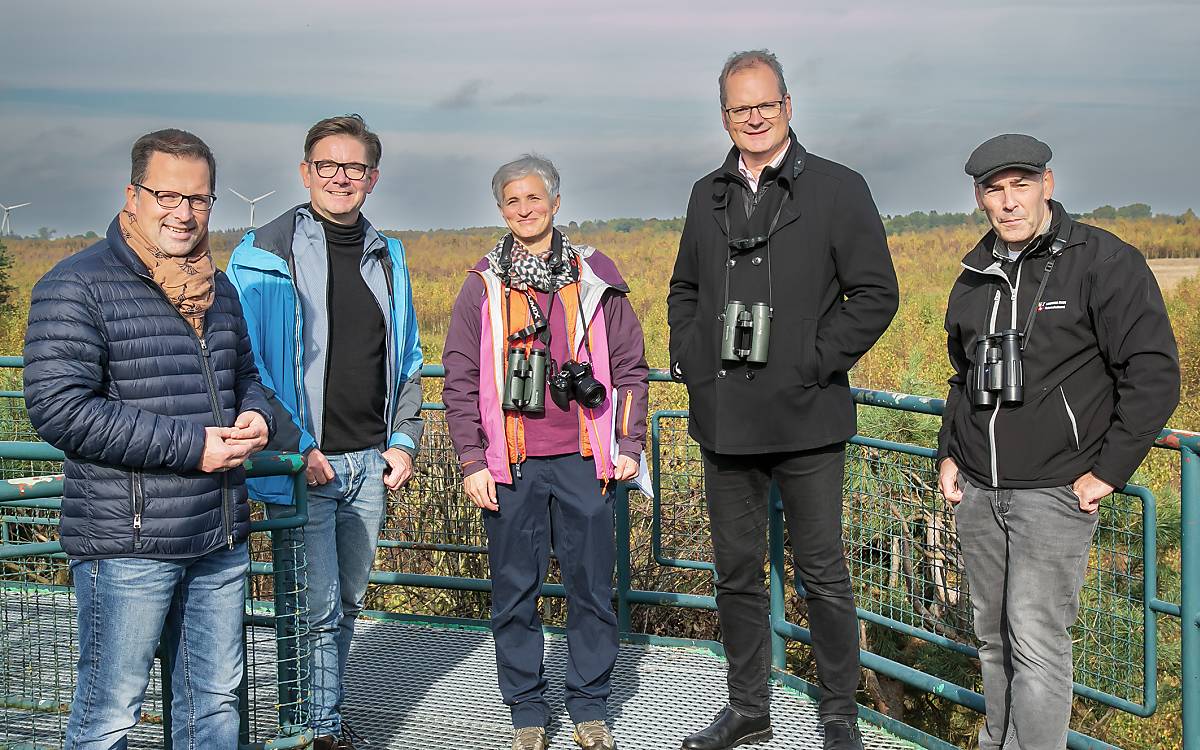 Landrat Kai Seefried, Helmut Alda (BMUV), Petra Riemann (Projektleiterin Wildnis Aschhorner Moor), Prof. Dr. Klaus Hackländer (Deutsche Wildtier Stiftung) und Dr. Uwe Andreas (Naturschutzamt Landkreis Stade) auf dem Aussichtsturm.