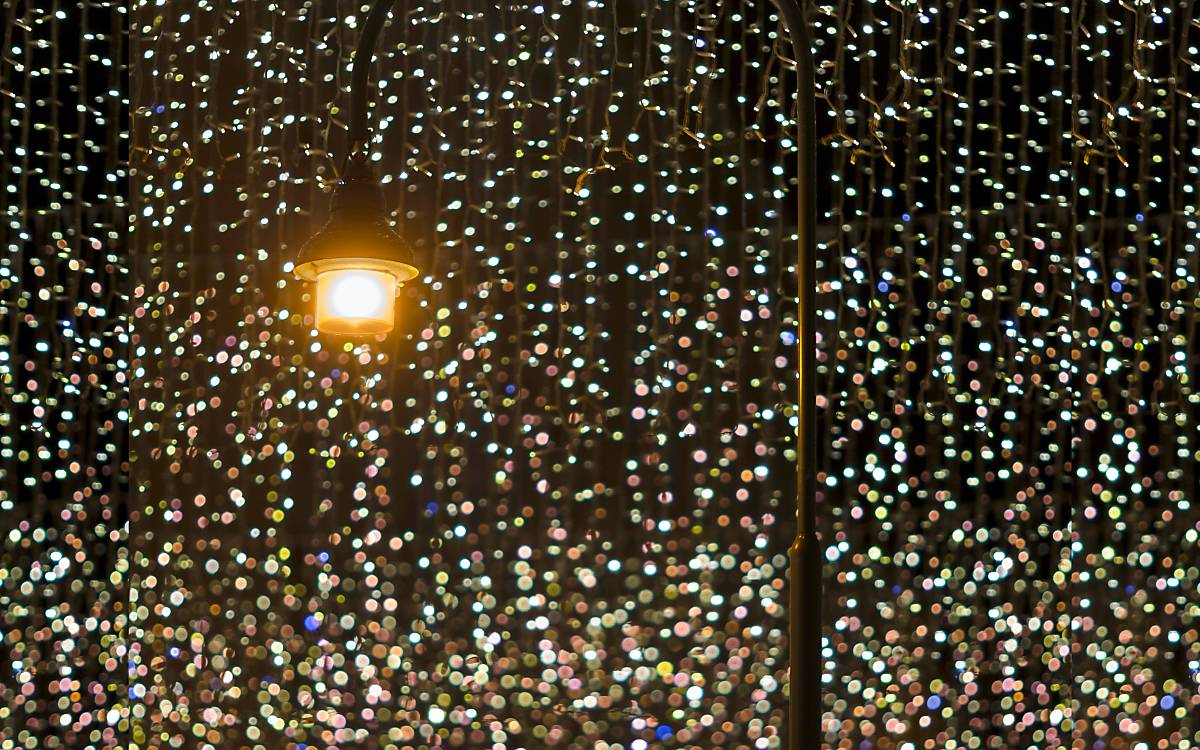 Laterne mit Weihnachtsbeleuchtung, Kohlmarkt, Wien Foto: imageBROKER.com / Günter Grüner