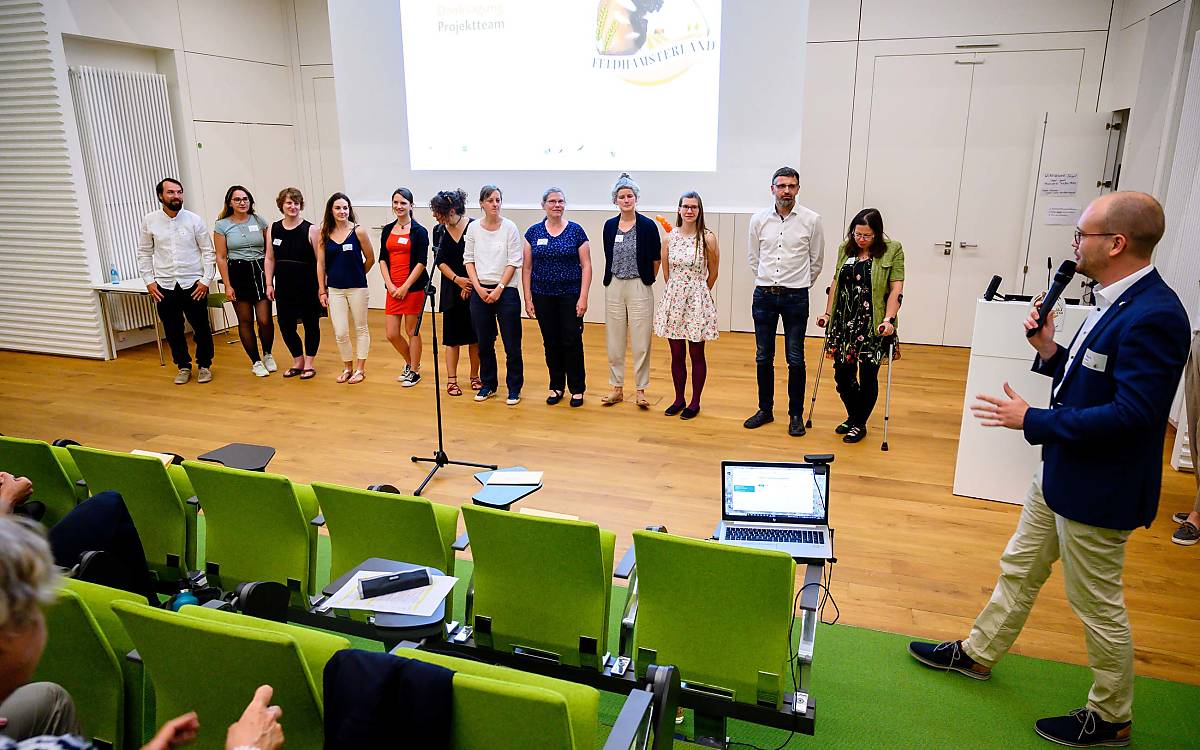 Projektleiter Simon Hein von der Deutschen Wildtier Stiftung mit dem Team des Projekts „Feldhamsterland“