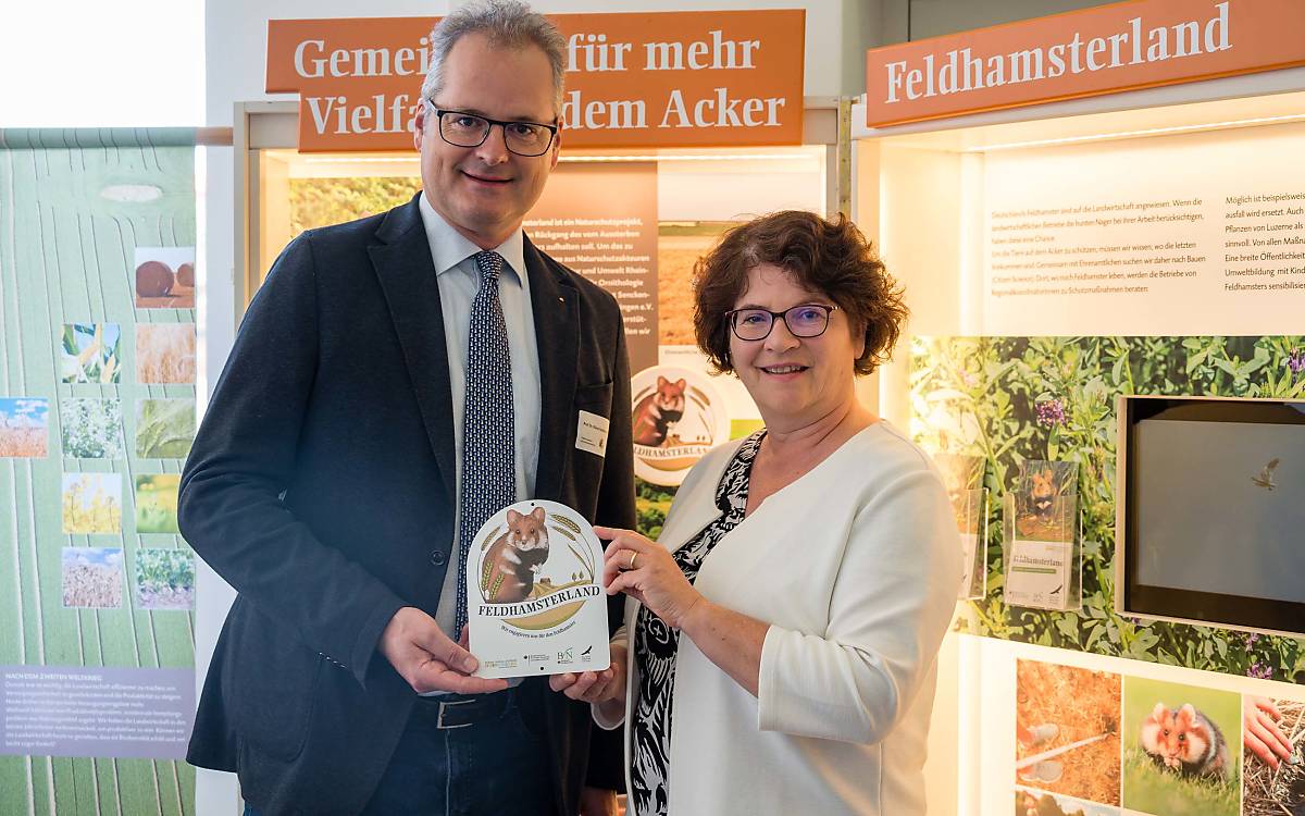 Der Vorstand der Deutschen Wildtier Stiftung, Prof. Dr. Klaus Hackländer, mit Sabine Riewenherm, der Präsidentin des Bundesamts für Naturschutz