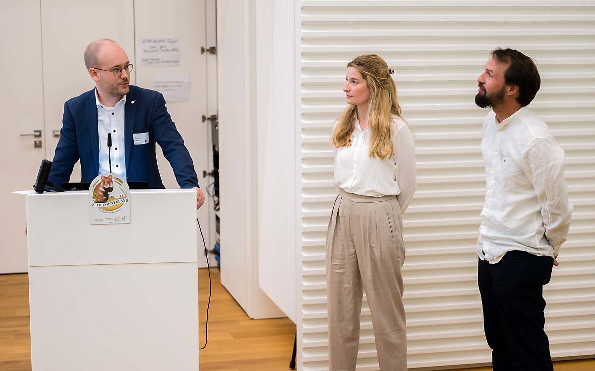 Die Projektkoordinatoren Simon Hein (links) und Julia-Marie Battermann (Mitte) von der Deutschen Wildtier Stiftung und Dr. Tobias E. Reiners, der das Projekt für die Senckenberg Gesellschaft wissenschaftlich begleitet hat, präsentieren die Ergebnisse.