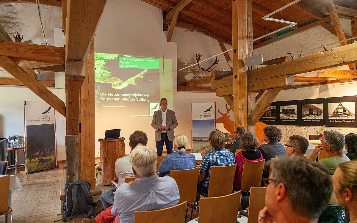 Stiftungsvorstand Prof. Dr. Klaus Hackländer bei der Eröffnung des Fledermausgartens Gehren in der Botschaft der Wildtiere auf Gut Klepelshagen