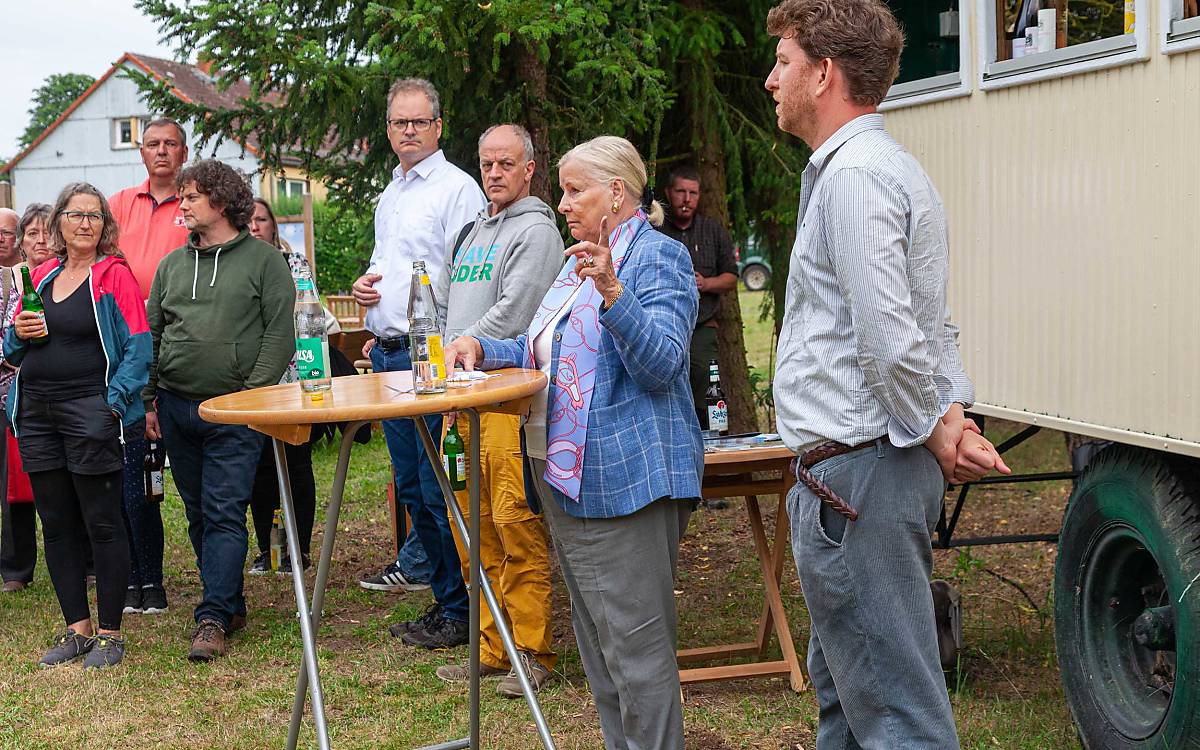 Stiftungspräsidentin Alice Rethwisch am provisorischen Rednerpult im Fledermausgarten Gehren