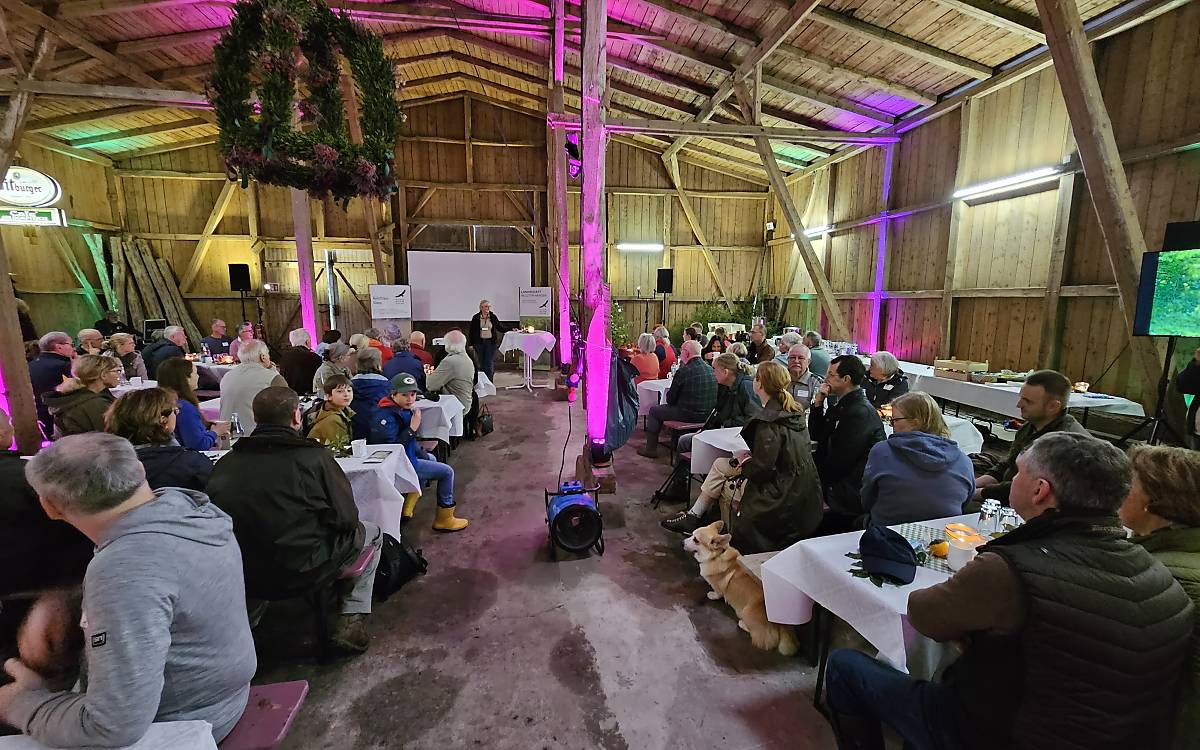 Gaby Schürmann, die Leiterin unserer Spenderbetreuung, begrüßt die Gäste am Morgen in der alten Scheune von Hof Eggersmühlen.