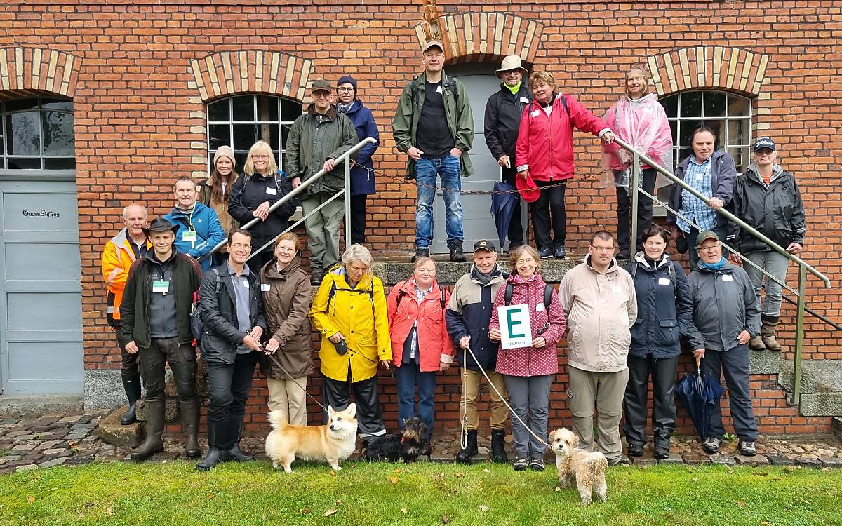 Die Exkursionsgruppe vor der alten Mühle in Eggersmühlen