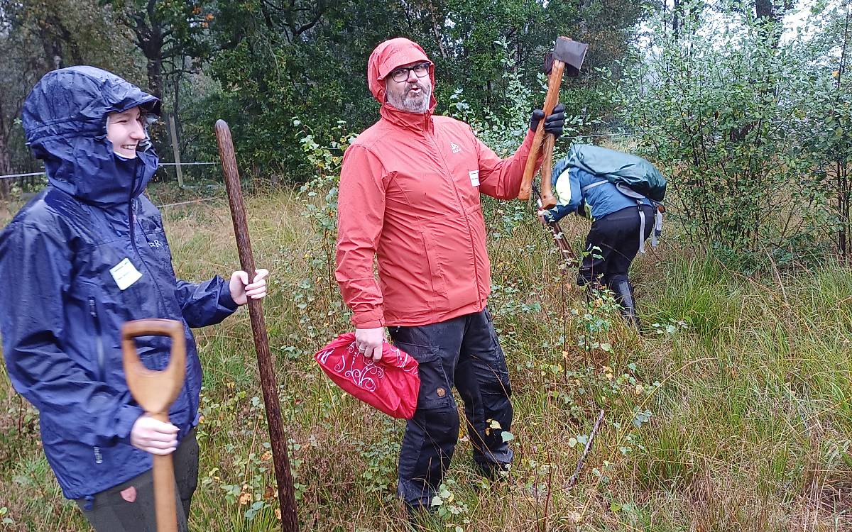 Scharfes Werkzeug: Auch Beile gehören zur Ausrüstung.