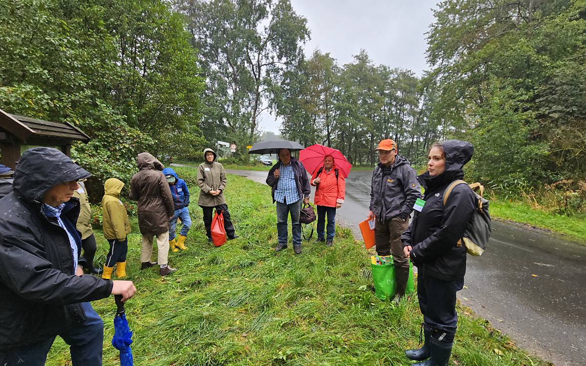 Gleich geht’s los! Die Gruppe ist gut aufs regnerische Wetter vorbereitet.