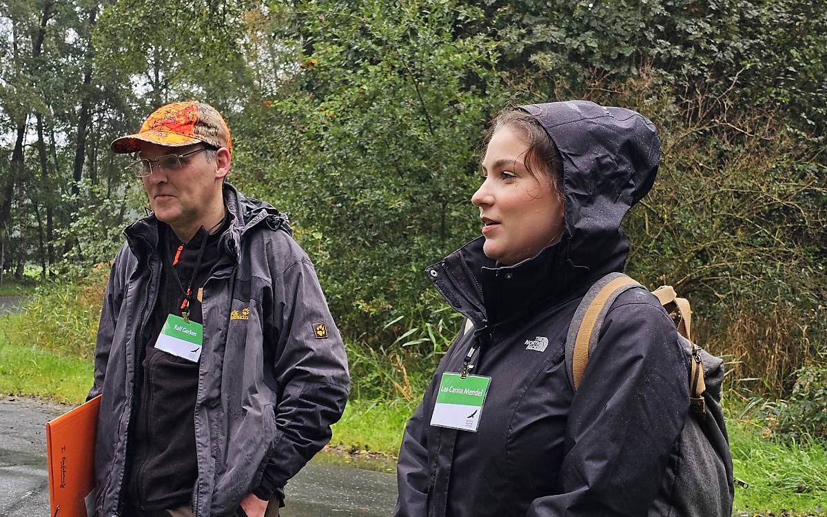 Exkursionsleiterin Lea-Carina Mendel und Fischexperte Ralf Gerken stellen den Lebensraum Fintau vor.