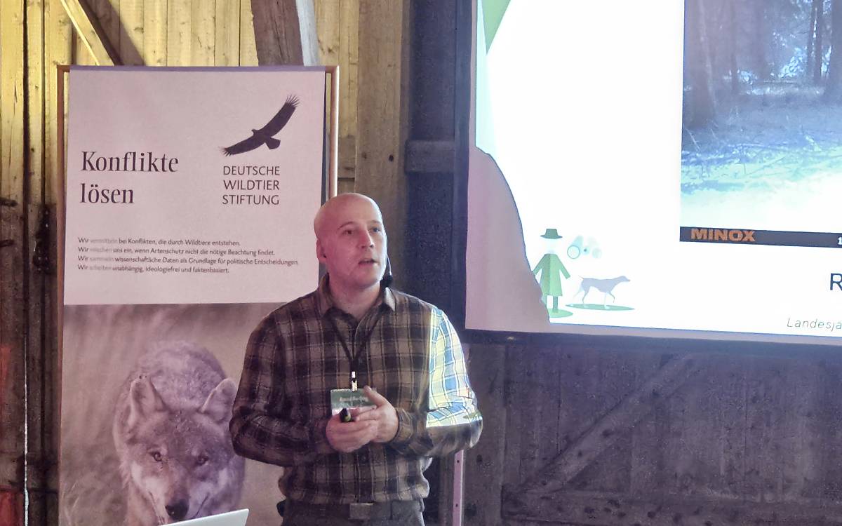 Raoul Reding, Wolfsbeauftragter der Landesjägerschaft Niedersachsen e. V., berichtet über das Wolfsmonitoring in Niedersachsen.