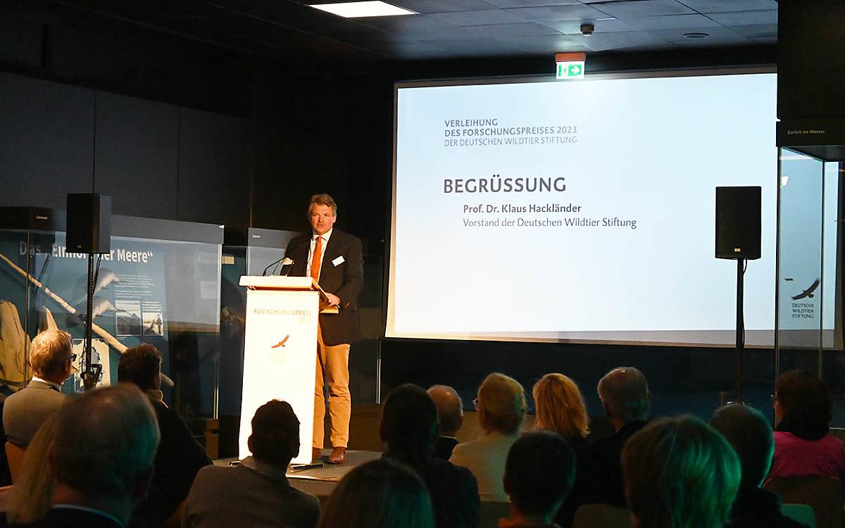Dr. Andreas Kinser, Leiter Natur-und Artenschutz bei der Stiftung, führt durch den Abend.