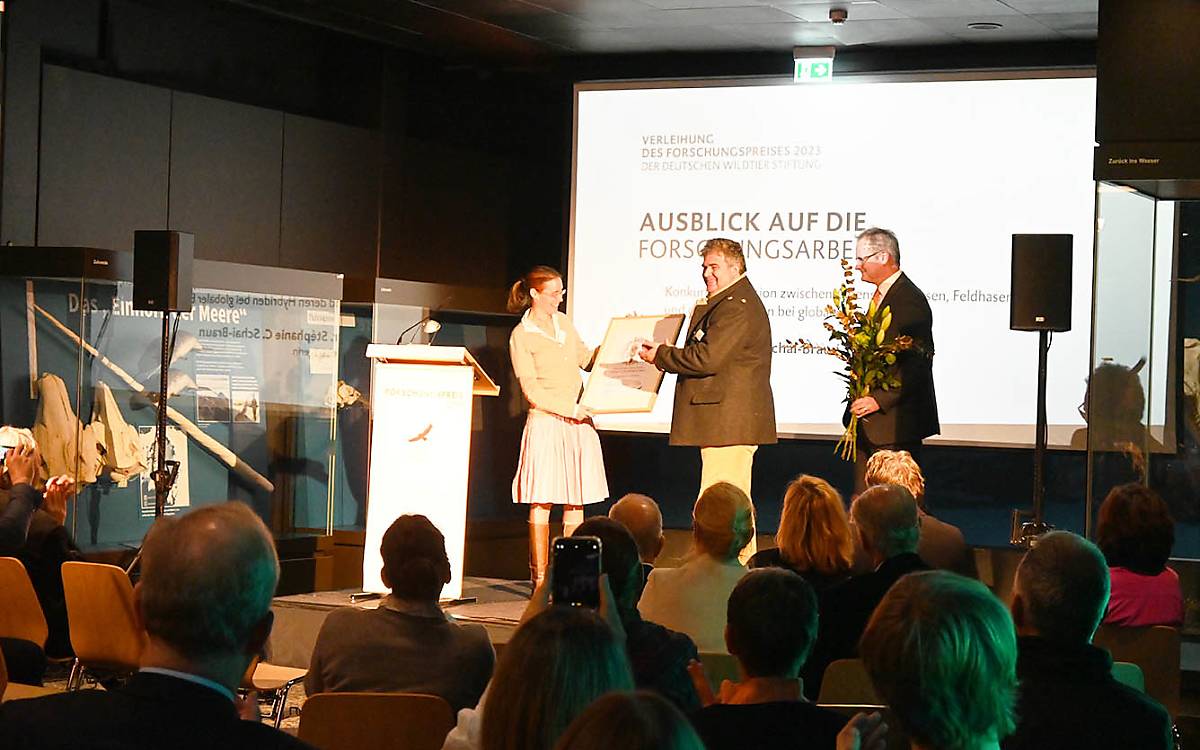 Prof. Dr. Dr. Sven Herzog, Vorsitzender der Forschungspreisjury und Prof. Dr. Klaus Hackländer, Vorstand der Deutschen Wildtier Stiftung  verleihen den Forschungspreis 2023 an Dr. habil. Stéphanie Schai-Braun.