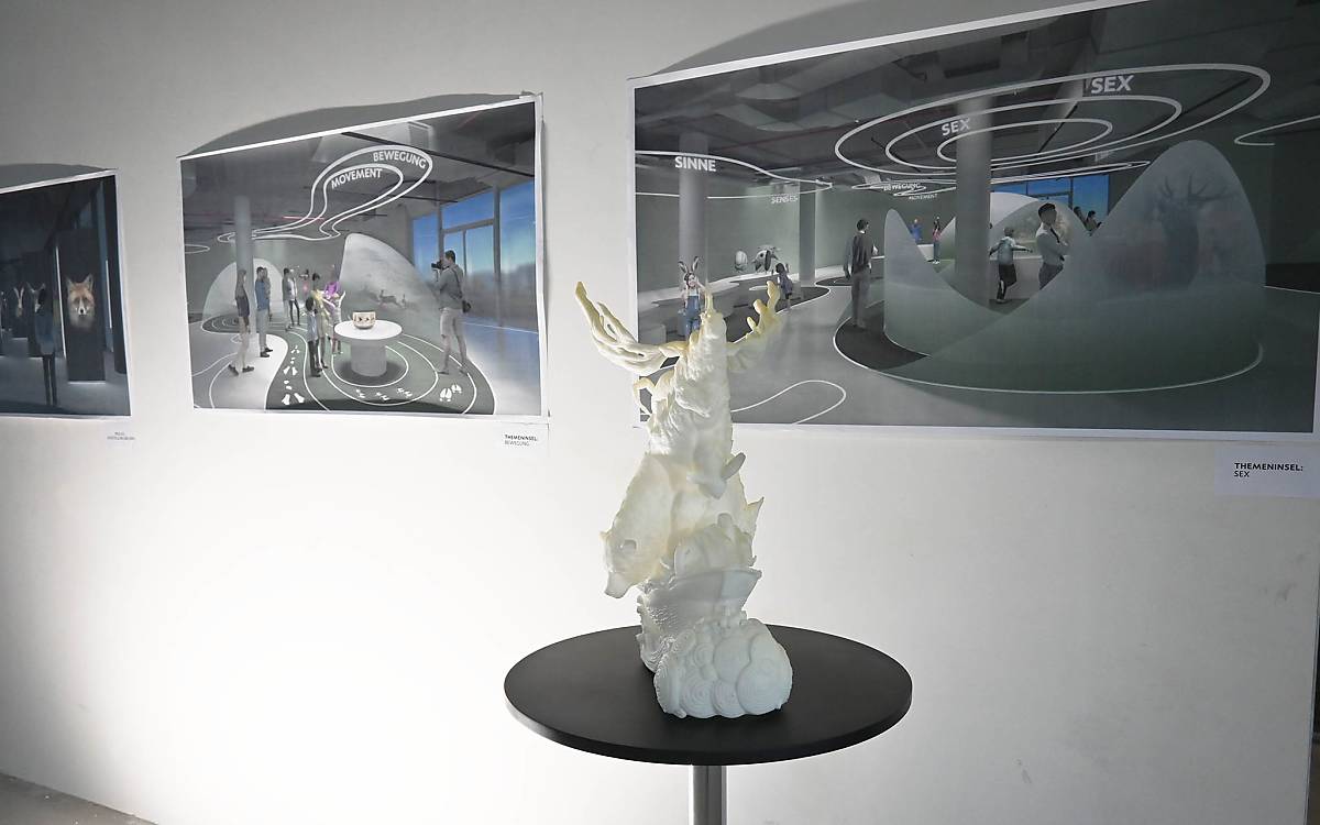 Computersimulationen zeigen die Themeninseln der Ausstellung. Auf dem Tisch: ein Modell der Skulptur, die auf dem westlichen Vorplatz stehen wird.