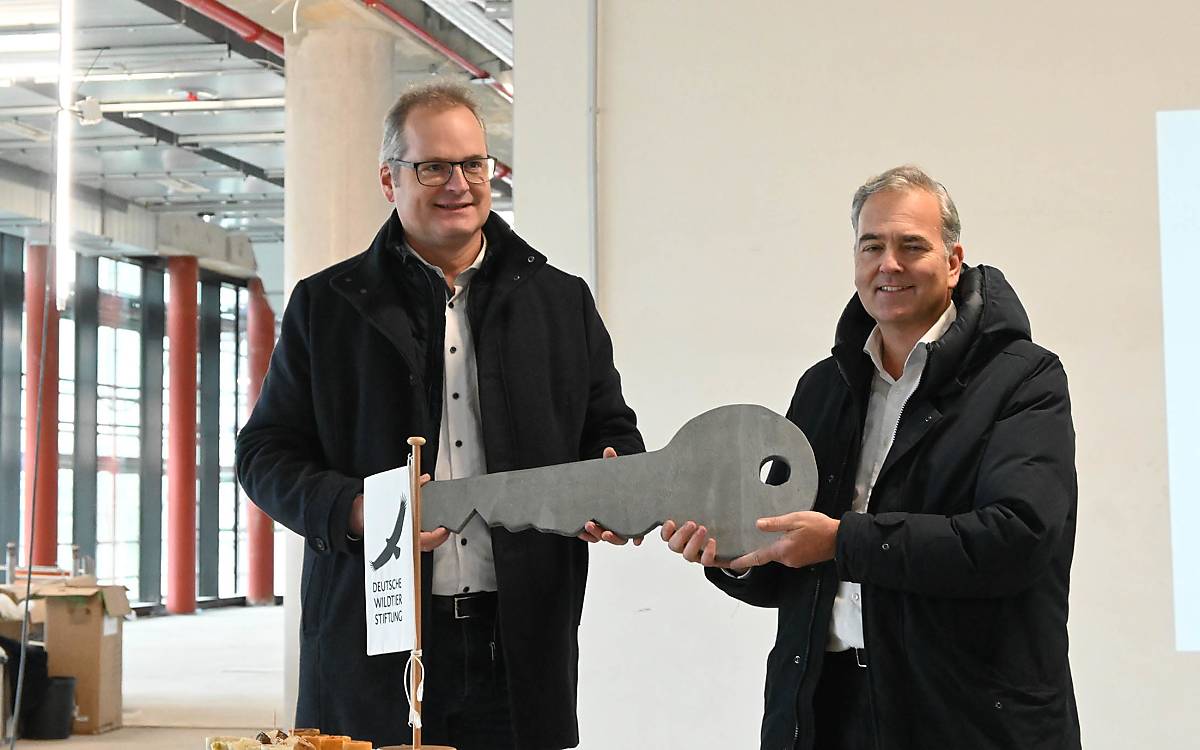 Fabian von Köppen, Geschäftsführer der Garbe Immobilien GmbH, übergibt den symbolischen Schlüssel zur Botschaft der Wildtiere an Stiftungsvorstand Prof. Dr. Klaus Hackländer.