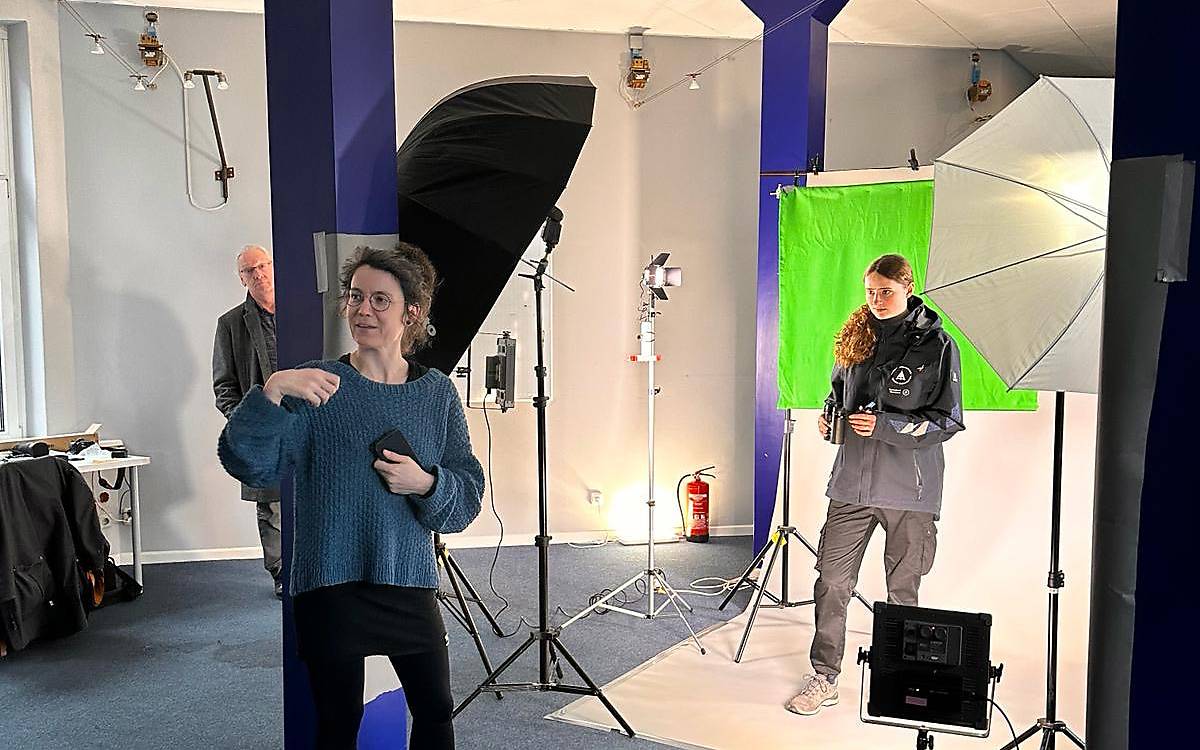 Franziska Götz arbeitet mit einem Greenscreen, damit die Hintergründe später angepasst werden können.