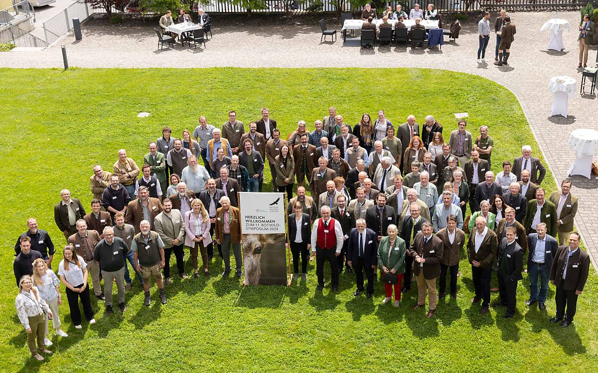 181_gruppenbild-11-rotwildsymposium_diefotografen