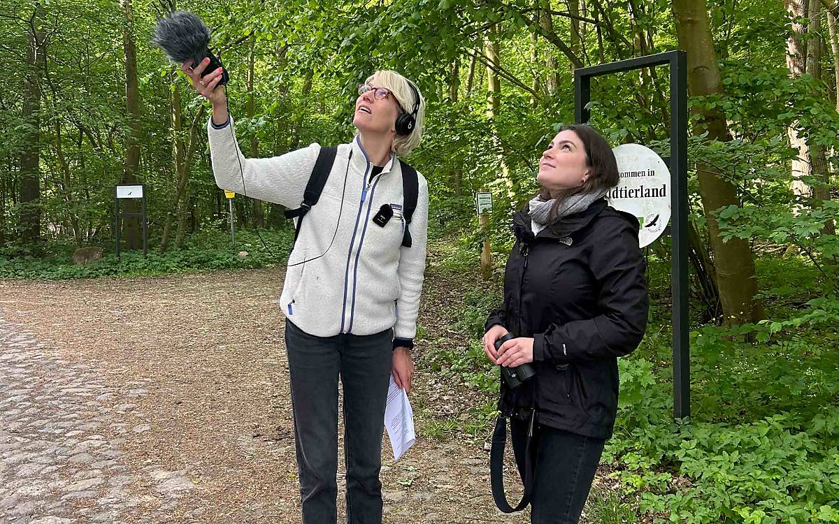 Reporterin Anna und Vogelexpertin Lea-Carina Mendel auf der Suche nach dem Schwarzspecht.