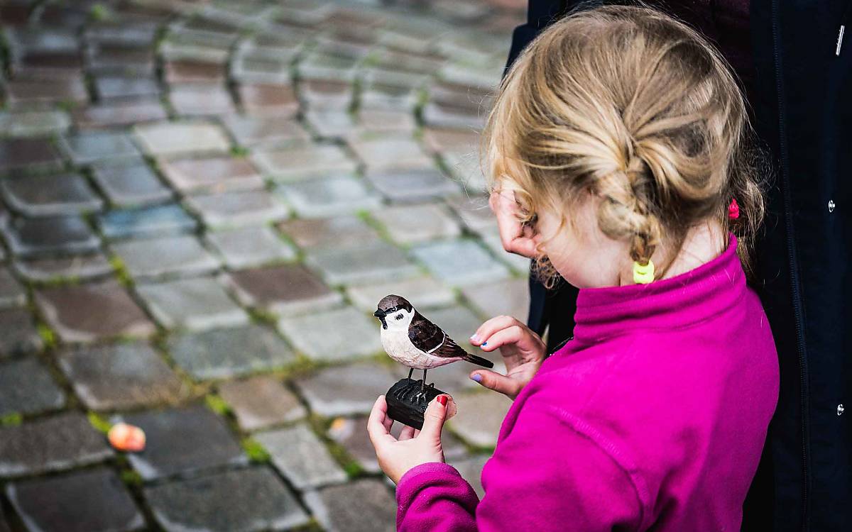 galerie_kind-mit-spatzenfigur_spatz_hafencity_ltdsn_2024_linus_koch