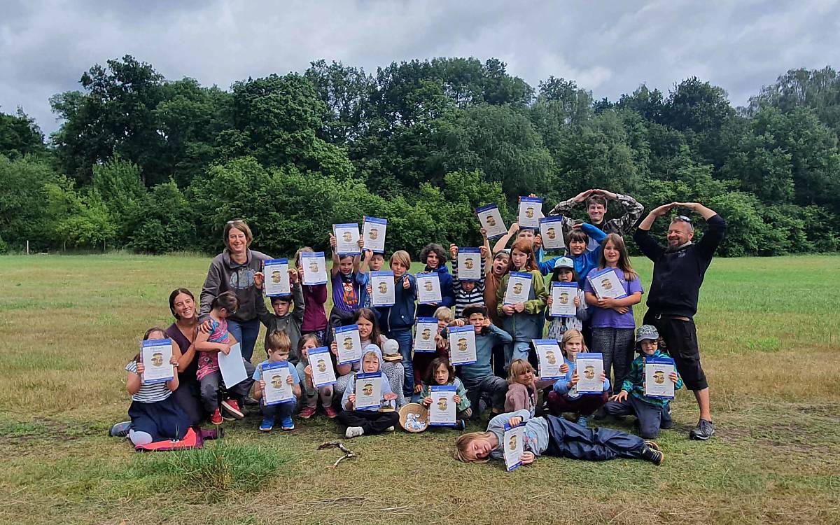 Stolz zeigen die Kinder ihre Urkunden: sie sind nun Junior Pilzcoaches