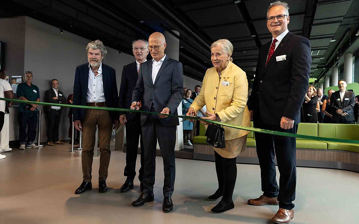 Hamburgs Erster Bürgermeister Dr. Peter Tschentscher und die Ehrenpräsidentin der Deutschen Wildtier Stiftung Alice Rethwisch durchschnitten bei der feierlichen Eröffnung gemeinsam das grüne Band – in Anwesenheit von Ehrengast Reinhold Messner, dem Präsidenten der Deutschen Wildtier Stiftung Prof. Dr. J.-Matthias Graf von der Schulenburg sowie Vorstand Prof. Dr. Klaus Hackländer (v.l.n.r.).