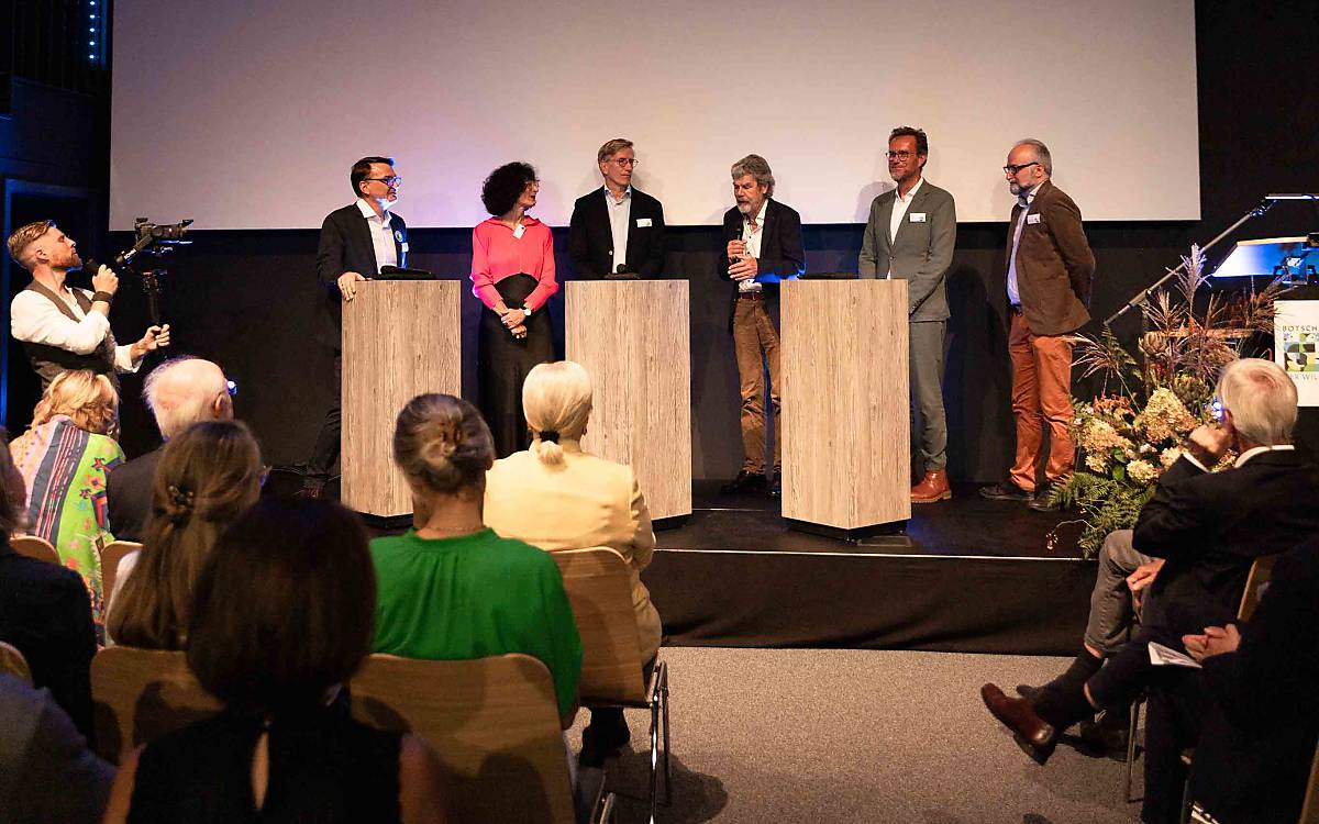 Reinhold Messner (4. v. l.) im Gespräch mit den externen Experten, die an der Entstehung der Botschaft mitgewirkt haben. V.l.n.r.: Shirin Frangoul-Brückner (Geschäftsführerin Atelier Brückner), Jörn Röver (Geschäftsführer Doclights GmbH), Dr. Andreas Kleinau (Geschäftsführer HafenCity GmbH) und Dr. Najib Karim (Referatsleiter MINT, Behörde für Schule und Berufsbildung). Jens Schröder (l.) moderierte die Gesprächsrunde.