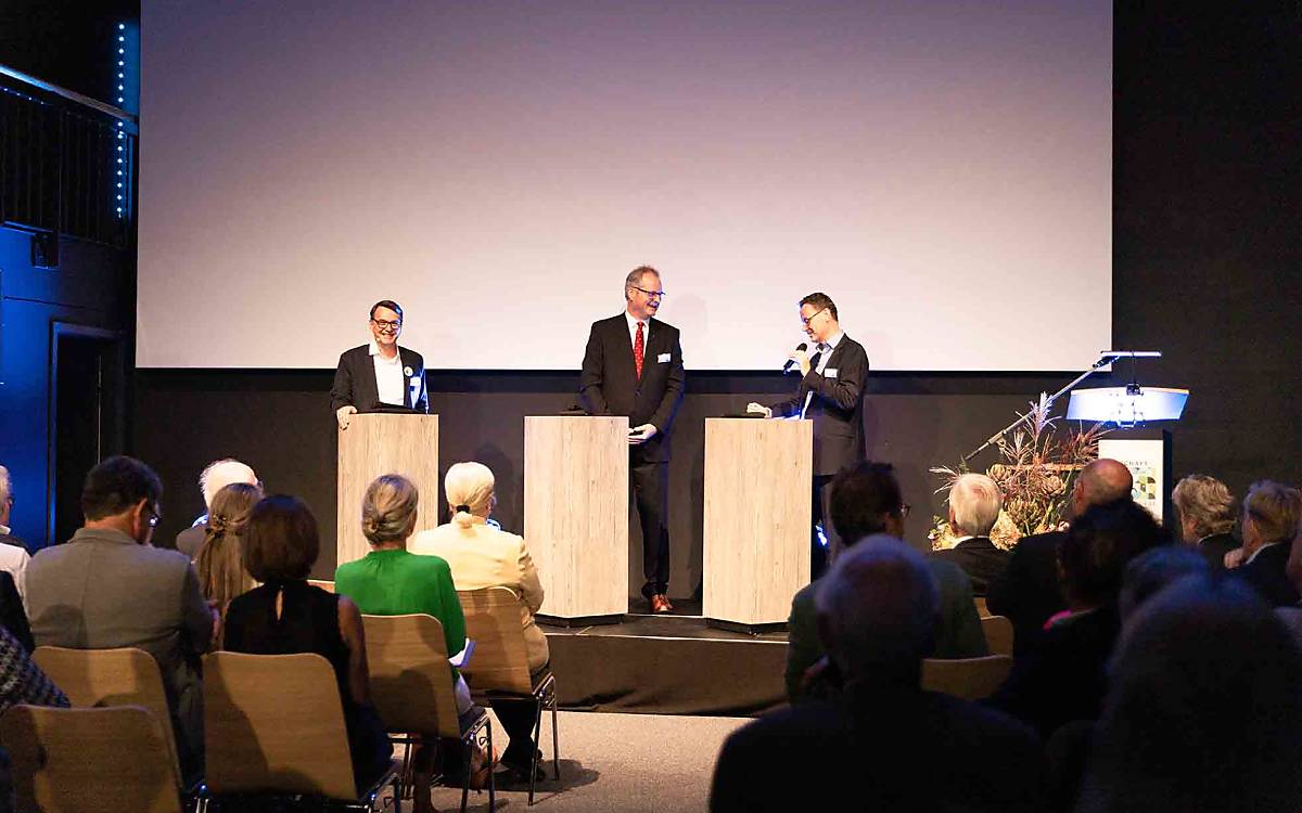 Im Gespräch mit Moderator Jens Schröder (l.) berichten Prof. Dr. Klaus Hackländer und der Leiter Naturbildung der Deutschen Wildtier Stiftung Ivo Bozic (r.) von der Entstehung der Botschaft der Wildtiere.