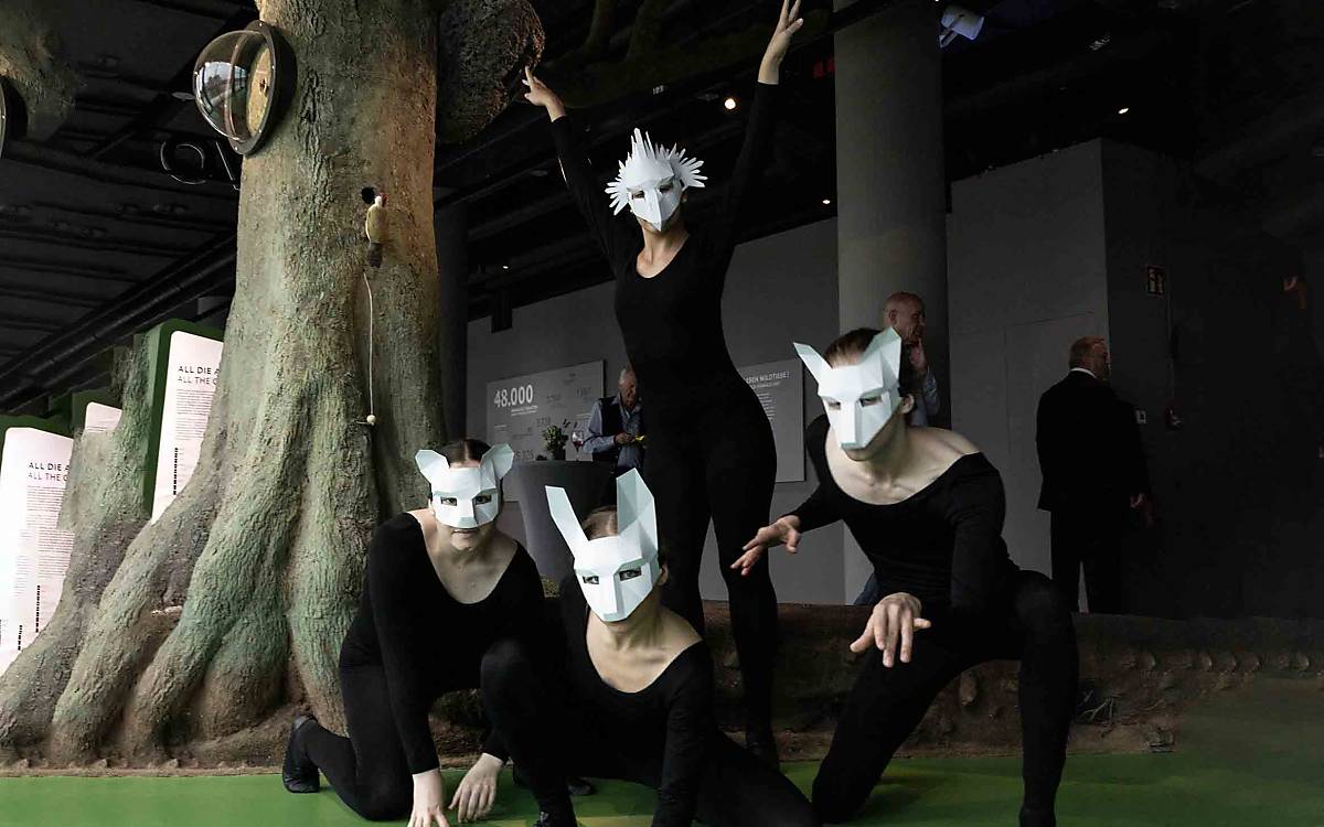 Tänzerinnen und Tänzer von der Stage School Hamburg begleiteten die Veranstaltung mit einer Performance als Wildtiere.
